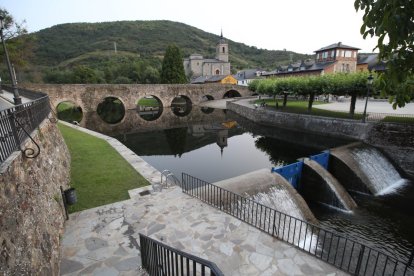 Vista de la playa fluvial de Molinaseca.