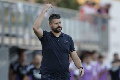 Estévez logró dos ascensos en el fútbol autonómico andaluz y dos en categoría nacional.