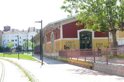 El muelle de mercancías de Feve cuenta con una parte cerrada y otra semidescubierta.