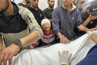 Imagen del 26 de mayo de 2025 de familiares de las víctimas de un bombardeo israelí de una escuela, donde se refugiaban personas desplazas, en la norteña ciudad de Gaza. EFE/ Ahmad Awad.