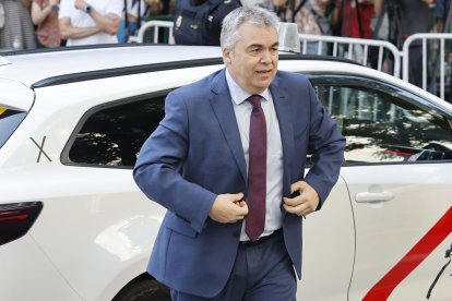 El ex secretario de organización del PSOE Santos Cerdán a su llegada antes de comparecer este lunes por primera vez como investigado ante el juez del Tribunal Supremo Leopoldo Puente, tras el informe de la UCO que lo vincula con el presunto cobro de mordidas por la adjudicación irregular de obras. EFE/ Sergio Pérez.