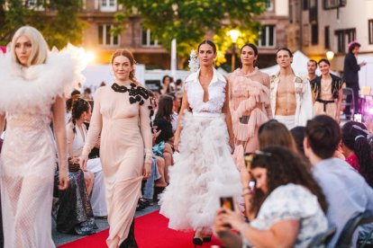 Pasarela de personas con discapacidad visual vestidas por María Lafuente