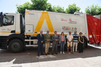 Presentación del nuevo camión de recogida de basura de la mancomunidad Sahagún-Villada.
