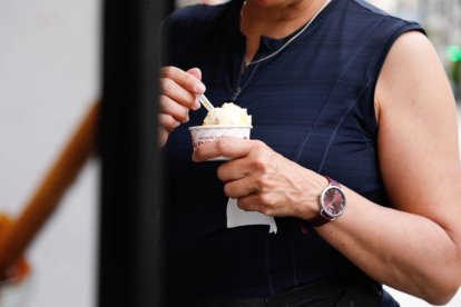 Una mujer come un helado en León.