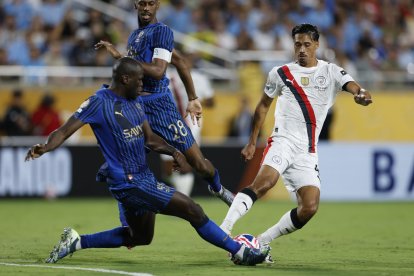 Kalidou Koulibaly, del Al Hilal (i), en acción contra Tijjani Reijnders, del Manchester City (d), durante la segunda mitad del partido de la Copa Mundial de Clubes de la FIFA 2025 en Orlando, Florida (EE.UU.). EFE/MIGUEL RODRIGUEZ.