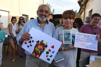 Villa, junto al ganador del primer premio en la categoría de 9 a 14 años.