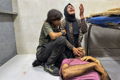 Una mujer llora a su familiar muerto en el hospital Al Awda.