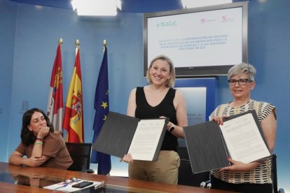 Isabel Blanco firma el acuerdo Rosa Gómez, presidenta de Elacyl.