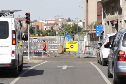 Los operarios terminaron de colocar las vallas en la avenida de Palencia este martes alrededor de las 09.00 horas.