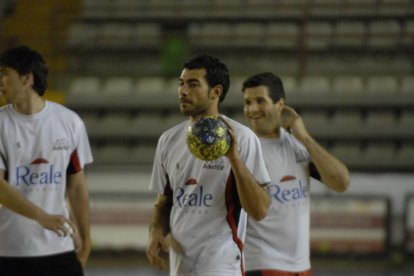 Dani Sarmiento fue una de las estrellas del Ademar, con el que levantó una Copa Asobal.