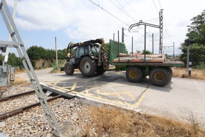 Paso a nivel de Dehesas que el Adif suprimirá con 3,15 millones de euros