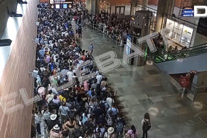 Captura de video de las largas colas en la Terminal 4 del aeropuerto Adolfo Suárez Madrid-Barajas este miércoles debido a un "problema informático puntual" en la zona de control de pasaportes, según han indicado a EFE fuentes policiales. Este fallo informático "en el acceso de las aplicaciones que utiliza la Policía Nacional" ha coincidido en un plazo de tiempo "muy breve" con una "acumulación.