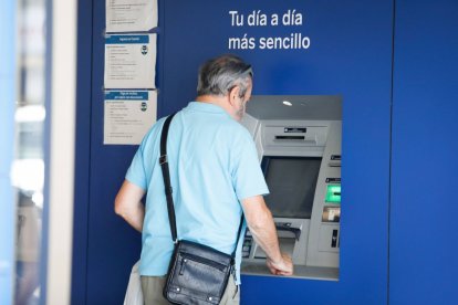 La provincia tiene repartidos 350 cajeros automáticos para sacar efectivo, y para realizar otras operaciones financieras.