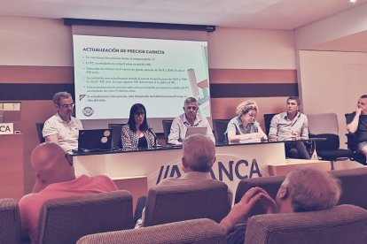 Un momento de la asamblea general extraordinaria del Ademar celebrada este jueves en León.