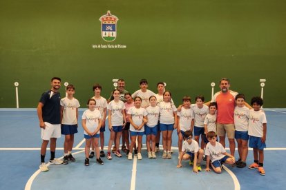 Juanín García posa junto a los participantes y monitores del campus de balonmano de Santa María del Páramo.