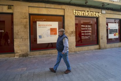 Oficinas de Bankinter muestran anuncios de hipotecas.