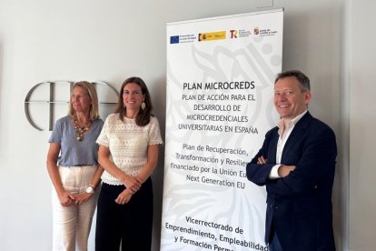 Cristina Lasa, María José Vieira y Ricardo Suárez, tras la reunión.