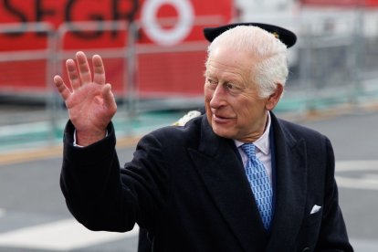 Carlos de Inglaterra saluda en un evento celebrado en noviembre de 2024.