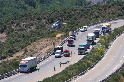 Imagen de archivo de la A-6 a su paso por Torre del Bierzo, durante la gestión de un accidente de tráfico.