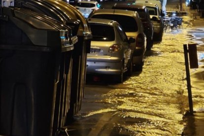 La avenida de Párroco Pablo Diez se inundó por el reventón que se produjo el jueves por la noche.