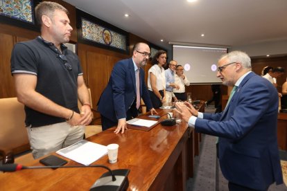 Iván Alonso y Marco Morala escuchan a Olegario Ramón.