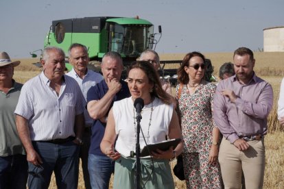 La consejera con los representantes de las opas.
