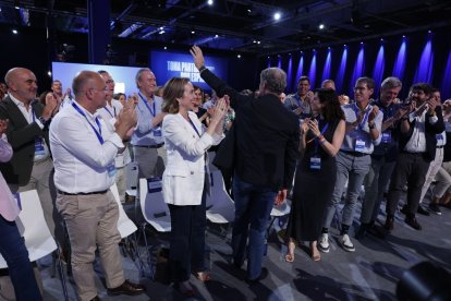El presidente del Partido Popular, Alberto Núñez Feijoo, felicitado tras ser reelegido como presidente de los populares.