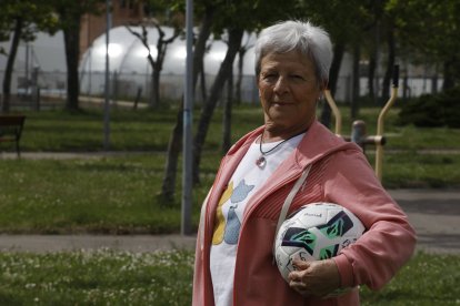 Beni de Manuel Fernández ya no juega al fútbol pero a sus 80 años disfruta de una vida activa.