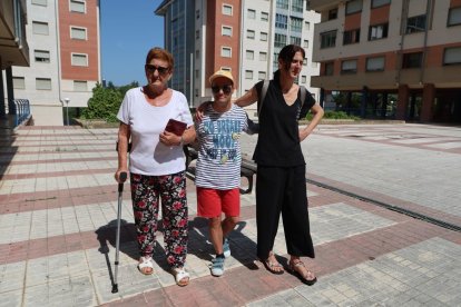 José Antonio Núñez, que tiene Síndrome de Down, entre su madre Lucila y su hermana Mari Carmen.
