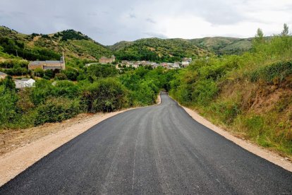Mejora de un camino rural en Villar de Los Barrios.