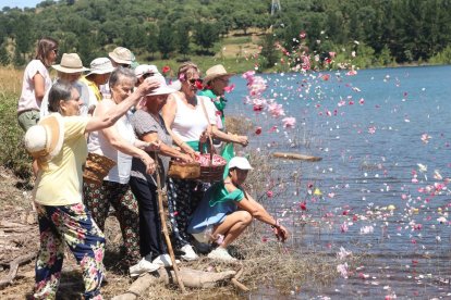 Emotiva ofrenda floral de los antiguos vecinos a los pueblos de Bárcena y Posada.