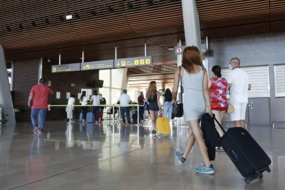 Pasajeros a punto de embarcar en el Aeropuerto de León durante la campaña veraniega.