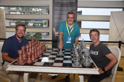 Martín y Ernesto, médico y abogado, junto a Marcelino Sión, durante el Magistral de Ajedrez de este año.