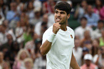 Carlos Alcaraz supera al ruso Andrey Rublev en los octavos de final de Wimbledon. EFE/EPA/DANIEL HAMBURY.