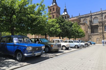 La exposición de coches clásicos en le Avenida Mérida Pérez con la Catedral de Astorga de fondo.