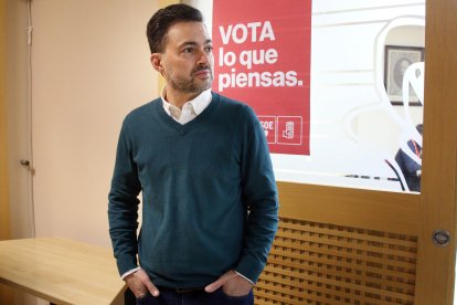 Votaciones de las elecciones primarias del PSOE de León; en la imagen, el candidato Diego Moreno.