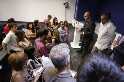 El nuevo secretario general del PP, Miguel Tellado atiende a la prensa.