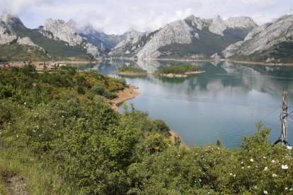 La nueva pasarela se levantará sobre el embalse de Riaño.