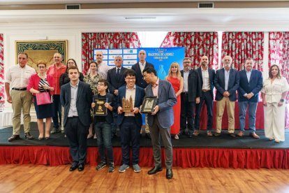 Los cuatro grandes maestros que lideraron el Magistral posan con sus premios y junto a instituciones, patrocinadores y organizadores del torneo.