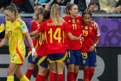 La centrocampista española Alexia Putellas celebra tras marcar el 6-2 durante el partido de la segunda jornada de la fase de grupos de la Eurocopa 2025 entre la selección de España y la selección de Bélgica, este lunes en el Stockhorn Arena en Thun, Suiza. EFE/ Ana Escobar.