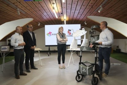 La consejera de Familia presentando robots para mayores.