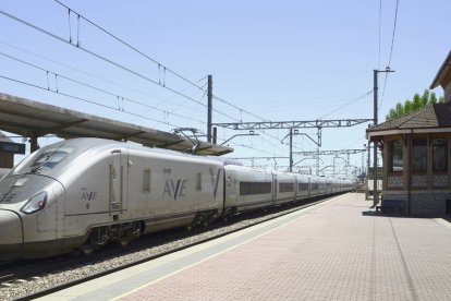 El Avril, ayer, a su paso por Sahagún.