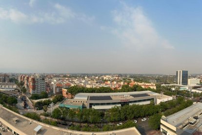 Foto tomada desde la torre Expomurcia, en la ciudad de Murcia, en la que se aprecia el humo del incendio de Tarragona. El humo del incendio forestal declarado este lunes en Paüls, en la comarca tarraconense del Valle del Ebro, es visible desde varias zonas de la Comunidad Valenciana, incluso Alicante, y también desde la ciudad de Murcia, a unos 450 kilómetros de distancia. EFE/ 112 Murcia SOLO.