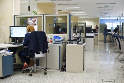 Archivo - Una empleada pública durante su jornada laboral.