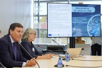 El consejero de Economía y Hacienda y portavoz, Carlos Fernández Carriedo, presenta este martes el programa DigitalICE de apoyo a la digitalización de las Pymes