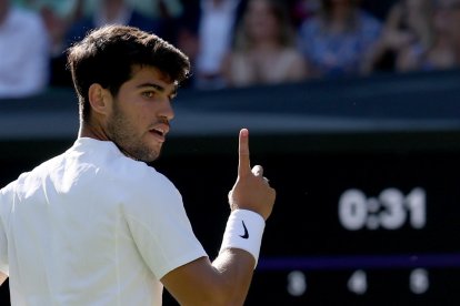 El tenista español Carlos Alcaraz durante su partido de cuartos de final que ha jugado contra el británico Cameron Norrie en Wimbledon, Reino Unido. EFE/EPA/NEIL HALL.