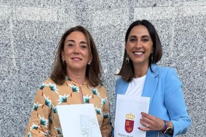 La consejera de Agricultura, Ganadería y Desarrollo Rural de Castilla y León, María González Corral, (i) junto a su homóloga de la Región de Murcia, Sara Rubira (d).