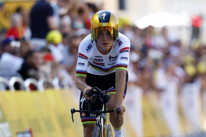El ciclista belga Remco Evenepoel, del equipo Soudal Quick-Step, durante la quinta etapa del Tour, una crono de 33 kilómetros en Caen, Francia. EFE/EPA/MARTIN DIVISEK.
