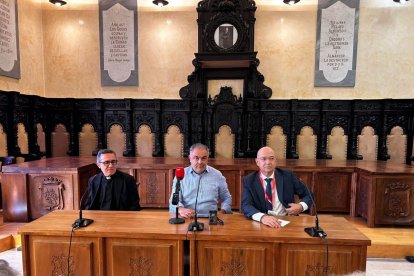 Javier Gay, José Luis Nieto y Ubaldo González, durante la apertura del curso este miércoles.