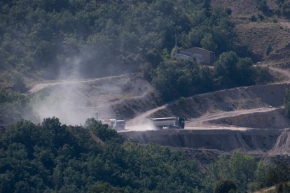 Movimiento de camiones en la cantera, en una imagen tomada este miércoles por un vecino.
